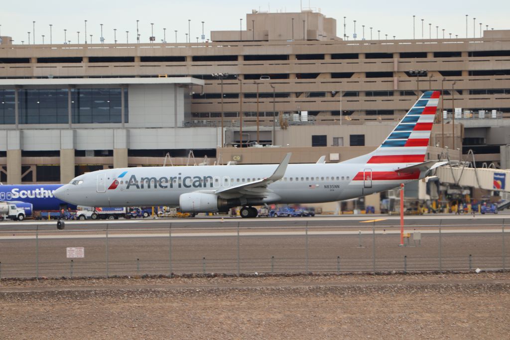Boeing 737-800 (N835NN)