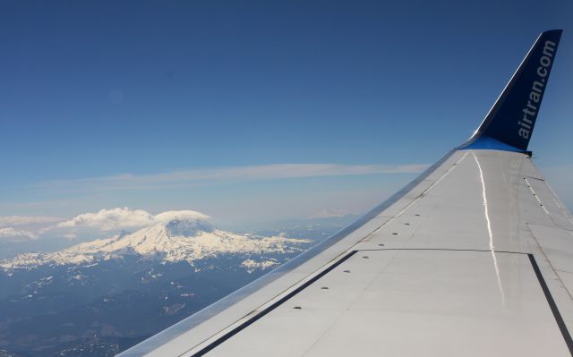 Boeing 737-700 — - Mt. Rainier visible on the way to Milwaukee from Seattle.