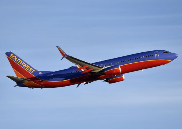 Boeing 737-800 (N8626B)