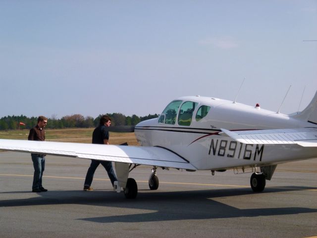 Beechcraft Bonanza (33) (N8916M)