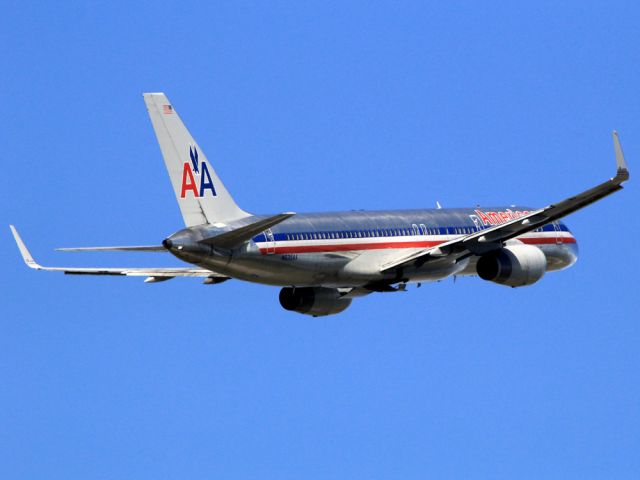 BOEING 767-200 (N635AA)