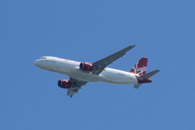 Airbus A320 (N852VA) - approximately 10km from KSFO, altitude 2000~2500 feet.