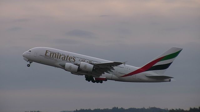 Airbus A380-800 (A6-EOZ)