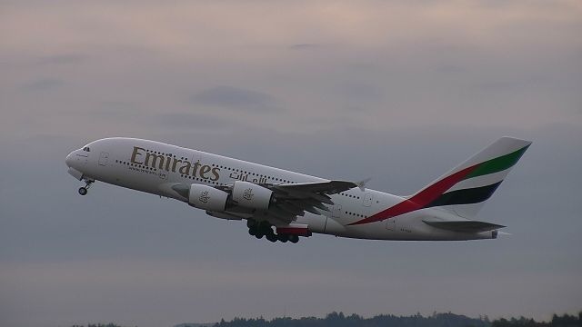 Airbus A380-800 (A6-EOZ)