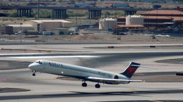 McDonnell Douglas MD-90 (N963DN)