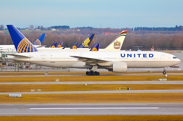 Boeing 777-200 (N221UA)