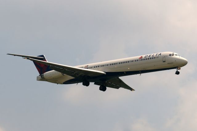 McDonnell Douglas MD-88 (N946DL)