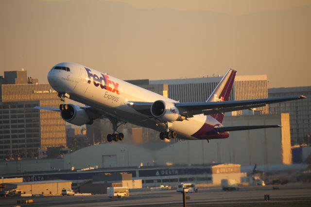 BOEING 767-300 (N289FE)