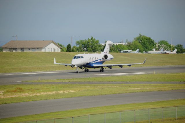 Bombardier Challenger 300 (N528FX)