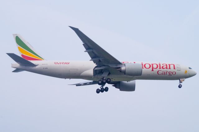 Boeing 777-200 (ET-APU)