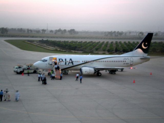 Boeing 737-200 (AP-BEH)