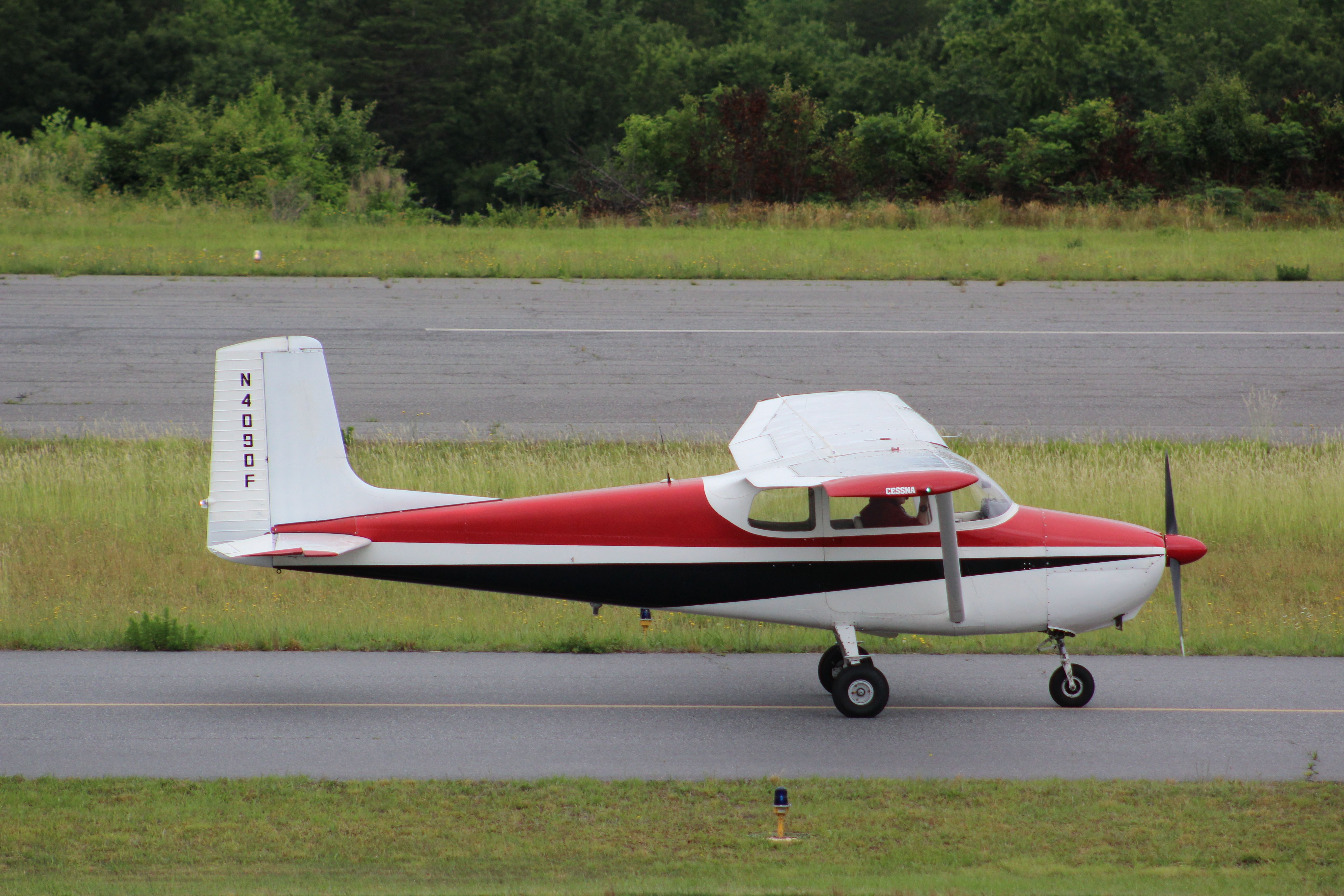 Cessna Skyhawk (N4090F)