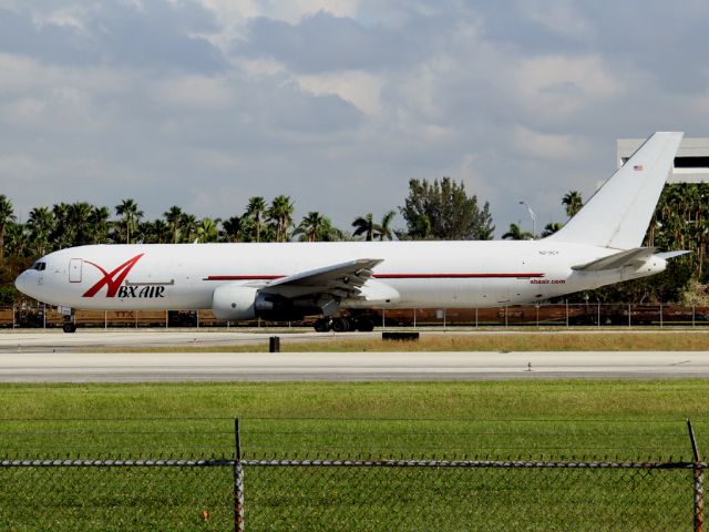 BOEING 767-300 (N219CY)