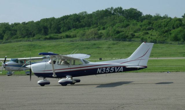 Cessna Skyhawk (N355VA) - taxiing after landing at KHAO