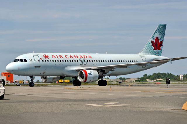 Airbus A320 (C-FDQQ) - red engine nacelle from rouge