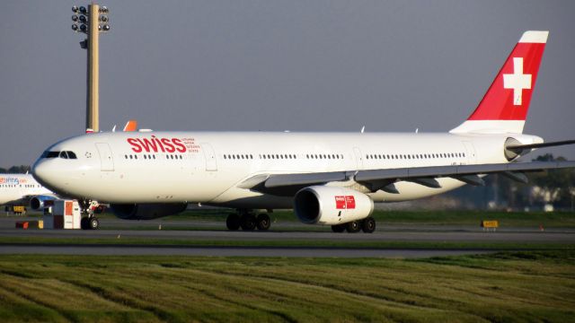 Airbus A330-300 (HB-JHJ)