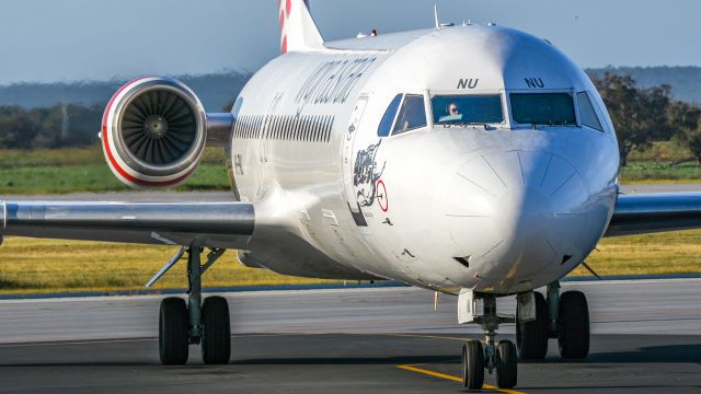 Fokker 100 (VH-FNU)