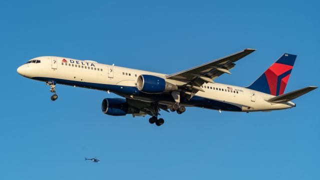 Boeing 757-200 (N651DL) - A chartered Delta carrying the L.A. Lakers for their match against the San Antonio Spurs arriving 31L. The Channel 4 news helicopter was getting the shot as well.br /10/26/18