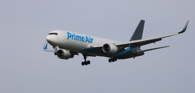 BOEING 767-300 (N607AZ) - On short final is this 2000 Prime Air Boeing 767-332 in the Autumn of 2023.