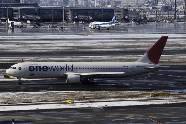 BOEING 767-300 (JA8980) - Taxing at Haneda Intl Airport on 2013/01/15 "One World c/s"