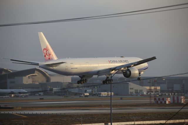 BOEING 777-300ER (B-18006)