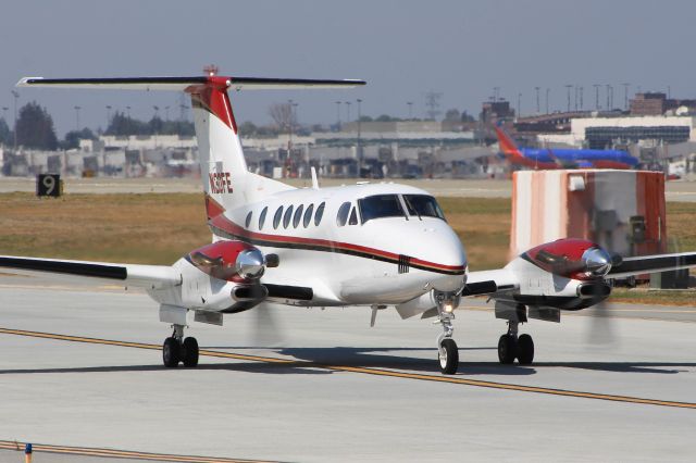 Beechcraft Super King Air 200 (N30FE)