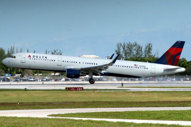 Airbus A321 (N319DN) - Touching down on rwy 28R on 31-Oct-17 operating flight DL1134 from KATL.