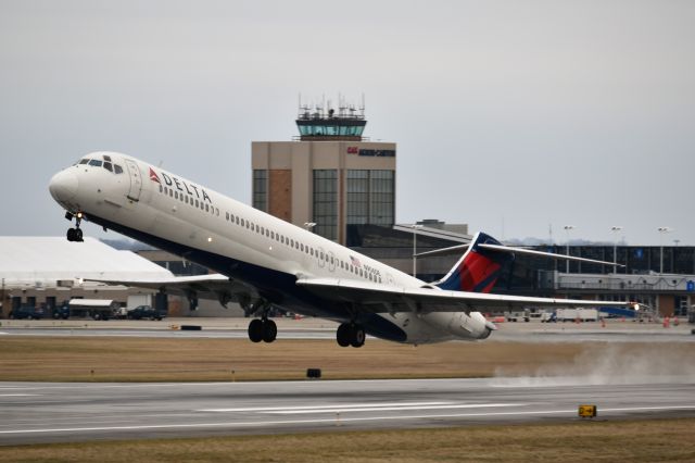 McDonnell Douglas MD-88 (N906DE)