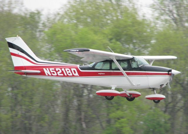 Cessna Skyhawk (N5218Q) - Landing on runway 14 at the Shreveport Downtown airport.