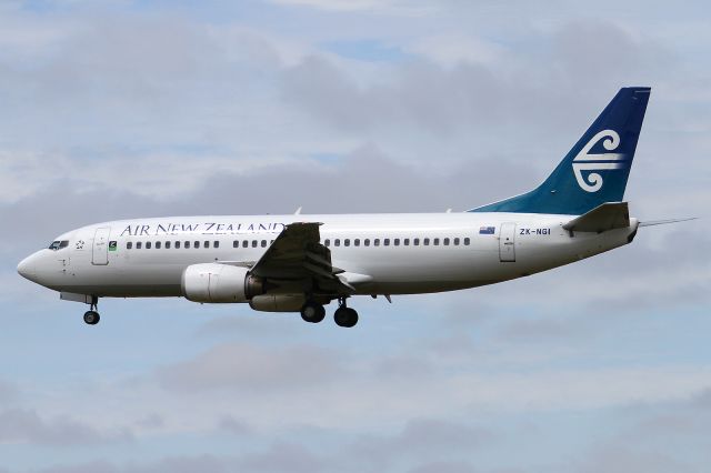 BOEING 737-300 (ZK-NGI)