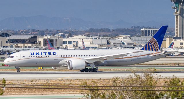 Boeing 787-9 Dreamliner (N27965) - UAL199 lands on runway 25L and slows below Imperial Hill at LAX, arriving from Shanghai Pudong Intl