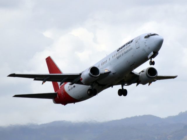 BOEING 737-400 (VH-TJH) - Getting airborne off runway 23.