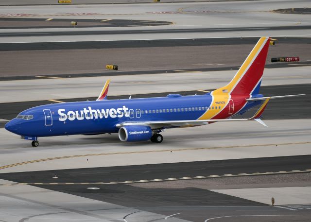 Boeing 737-800 (N8682B)