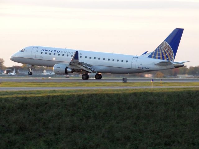 Embraer 175 (N736YX)