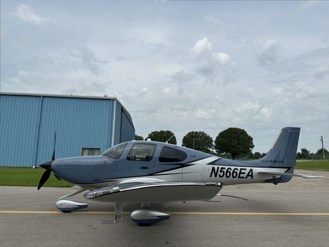 Cirrus SR-22 (N566EA)
