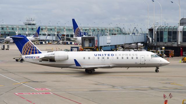 Canadair Regional Jet CRJ-200 (N905EV) - United Express Bombardier CRJ-200LR N905EV in Chicago 