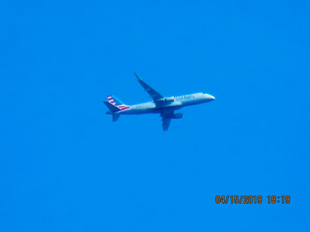 Embraer 175 (N242NN)