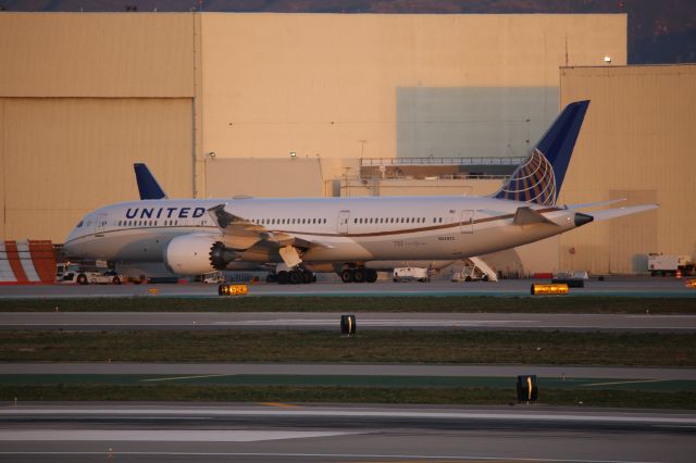 Boeing 787-9 Dreamliner (N24972)