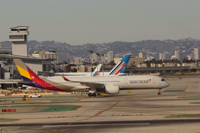 Airbus A350-900 (HL8382)