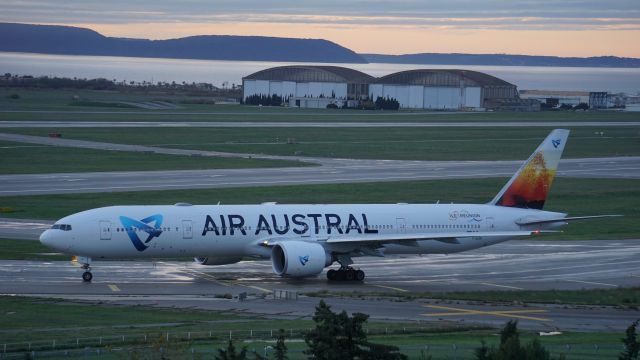 BOEING 777-300 (F-OLRD) - Départ pour La Réunion , depuis l'aéroport de Marseille Provence .