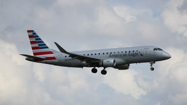 Embraer 175 (N231AN) - Coming in for a landing, as seen from Founder's Plaza.