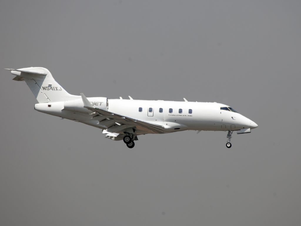 Bombardier Challenger 300 (N541XJ)