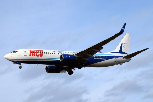 Boeing 737-700 (D4-CBX)