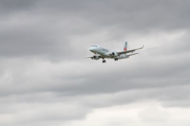 Embraer ERJ-190 (C-FEJC)