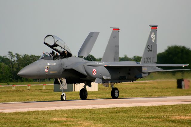 — — - The pilots of the East Coast Demo team wave to the crowd after putting on a great performance at Wings Over Whiteman 2009.