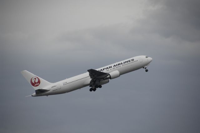 BOEING 767-300 (JA656J) - Departure at Haneda Intl Airport Rwy16L on 2012/04/11