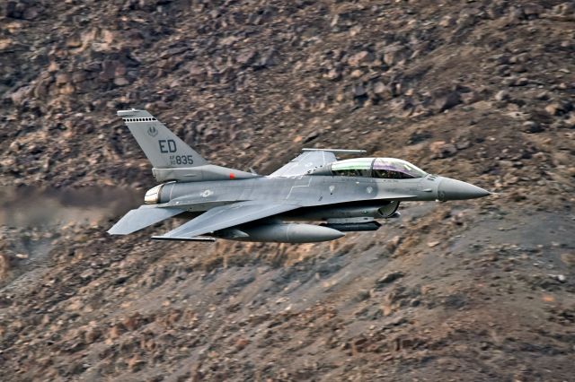 Lockheed F-16 Fighting Falcon (90-0835) - Flying through the Star Wars Canyon in Death Valley National Park, USA.