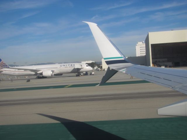 — — - United 787 KLAX