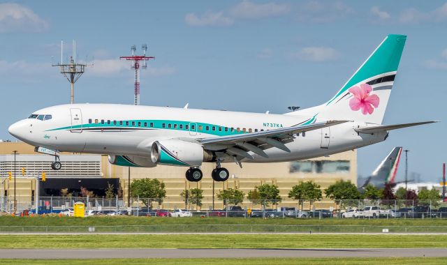 Boeing 737-700 (N737KA) - Lots of interesting flights in and out of YYZ during the NBA playoffs! Here a Kaiser Air 737-7BX on very short finals for runway 33L out of Oakland