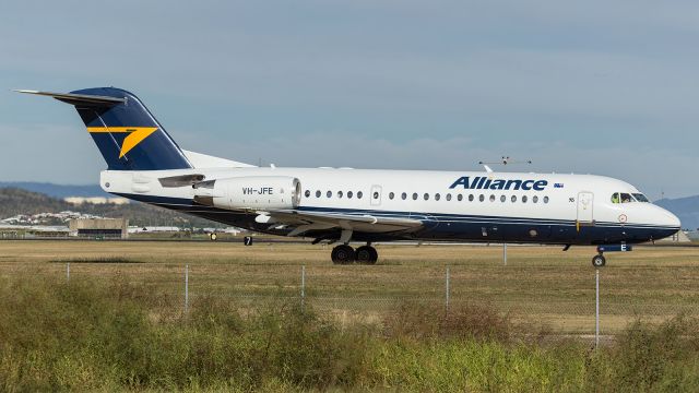 Fokker 70 (VH-JFE) - Alliance. F70, taxies to runway 19.